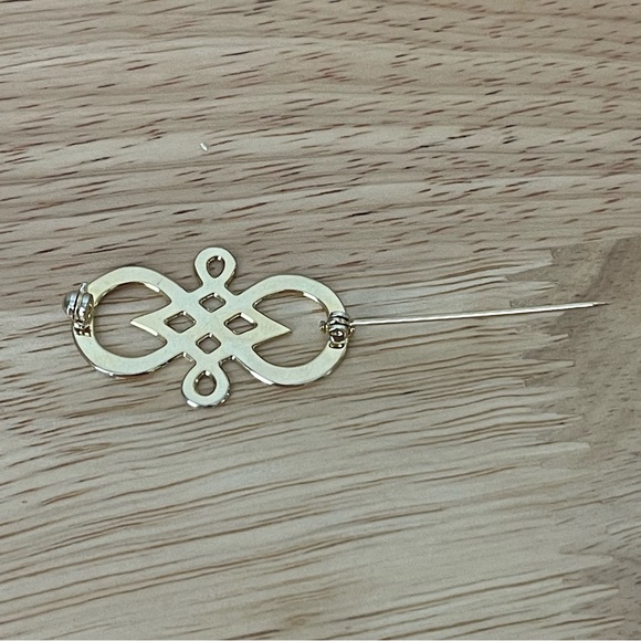 Womens Gold Toned Brooch Simple Minimalist Costume Jewelry Casual - Picture 3 of 4